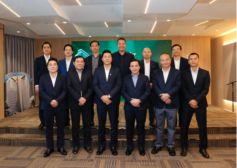 Tân Tổng giám đốc Lê Bảo Anh chụp ảnh lưu niệm cũng Lãnh đạo cấp cao CC1