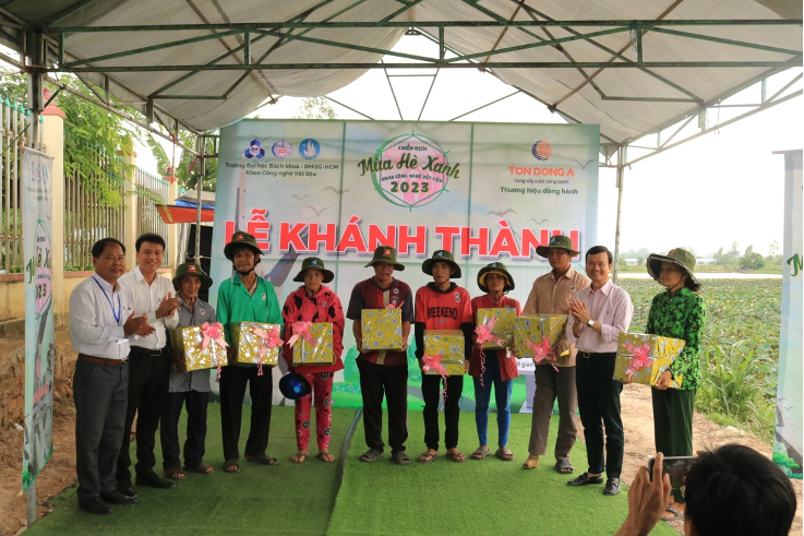 Ông Nguyễn Thanh Trung, Chủ tịch HĐQT Công ty CP Tôn Đông Á cùng với ông Hoàng Văn Thủy, Giám đốc Công ty TNHH Tôn Thép Thuận Phát Thanh Bình – Nhà phân phối của Tôn Đông Á trao tặng 10 phần quà cho các gia đình khó khăn