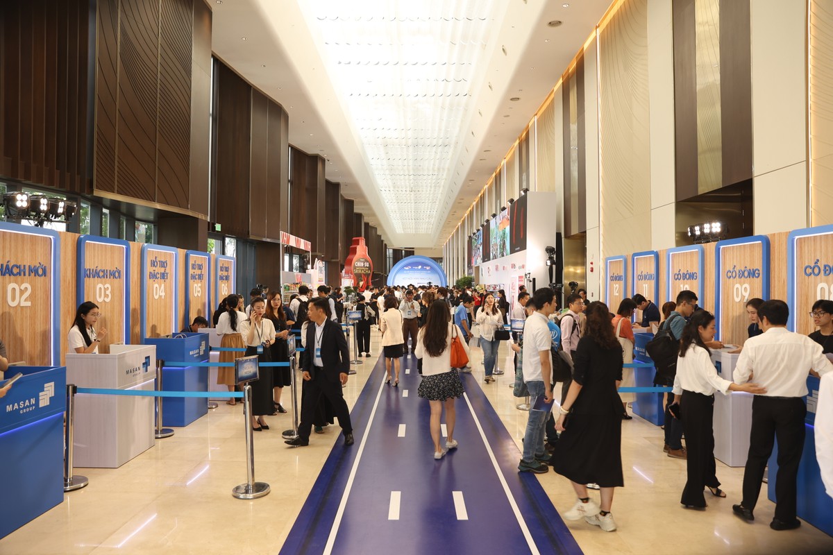 Cổ đông thực hiện kiểm tra tư cách cổ đông trước thềm Đại hội đồng cổ đông năm 2024