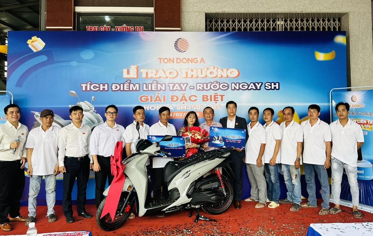 Ông Nguyễn Hữu Thuận, Phó giám đốc Phòng Marketing Tôn Đông Á trao giải đặc biệt và giải nhì cho ông Lê Thanh Sơn, Giám đốc Công ty TNHH - SX - TM Hoàng Anh AG