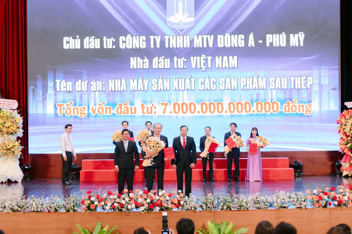 Ông Hồ Song Ngọc, Tổng giám đốc Tôn Đông Á kiêm Tổng giám đốc Công ty TNHH MTV Đông Á - Phú Mỹ nhận giấy chứng nhận đầu tư Nhà máy sản xuất mới (Nhà máy 4)