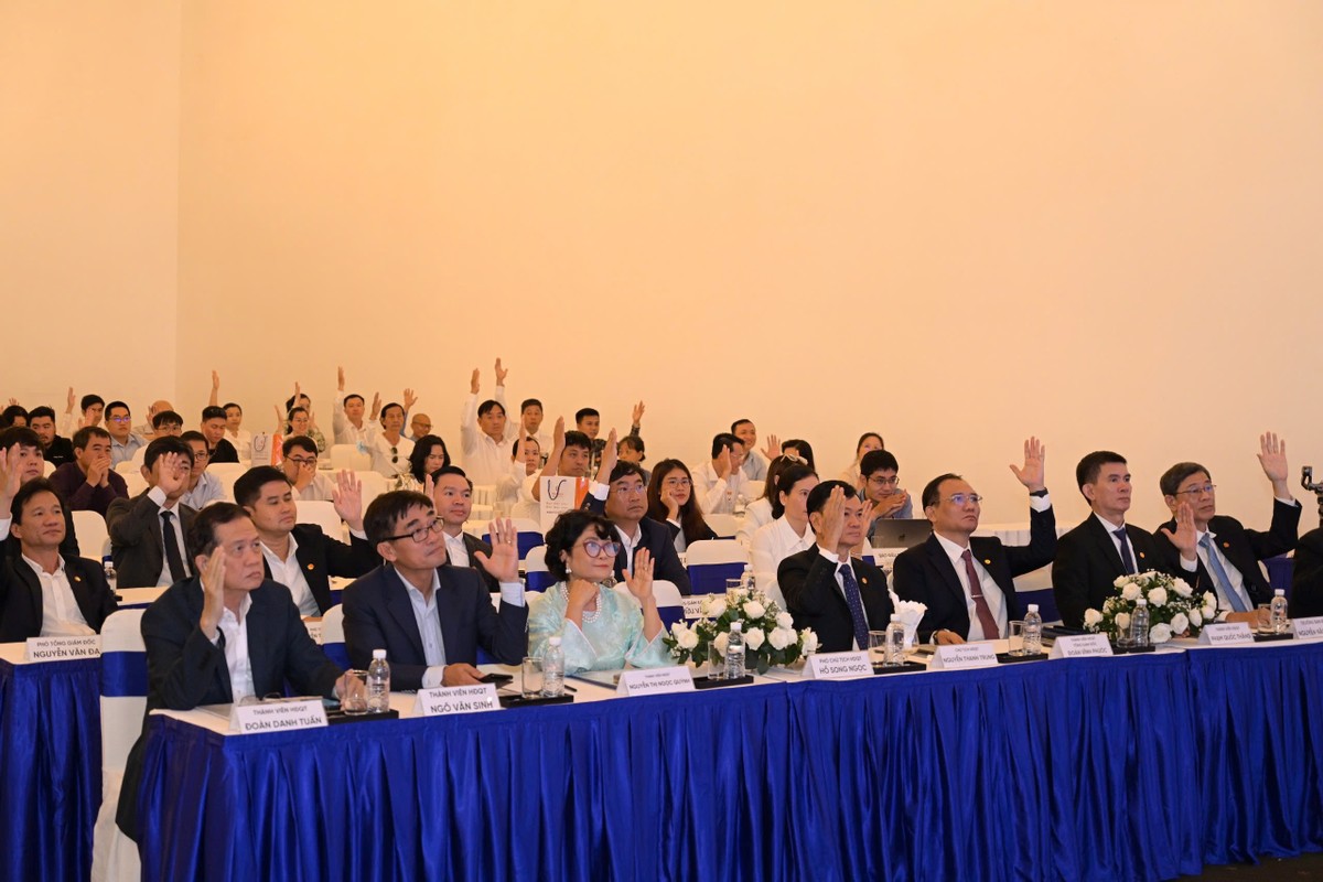 Cổ đông thống nhất thông qua toàn bộ tờ trình tại Đại hội.