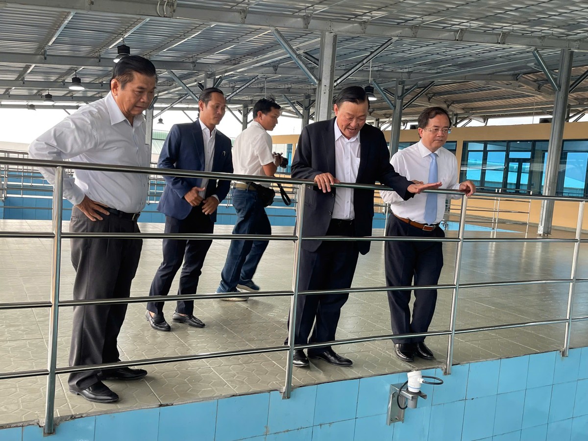 Chủ tịch Nguyễn Văn Thiền (ở giữa) đang giới thiệu về nhà máy Nhị Thành - Giai đoạn 3.