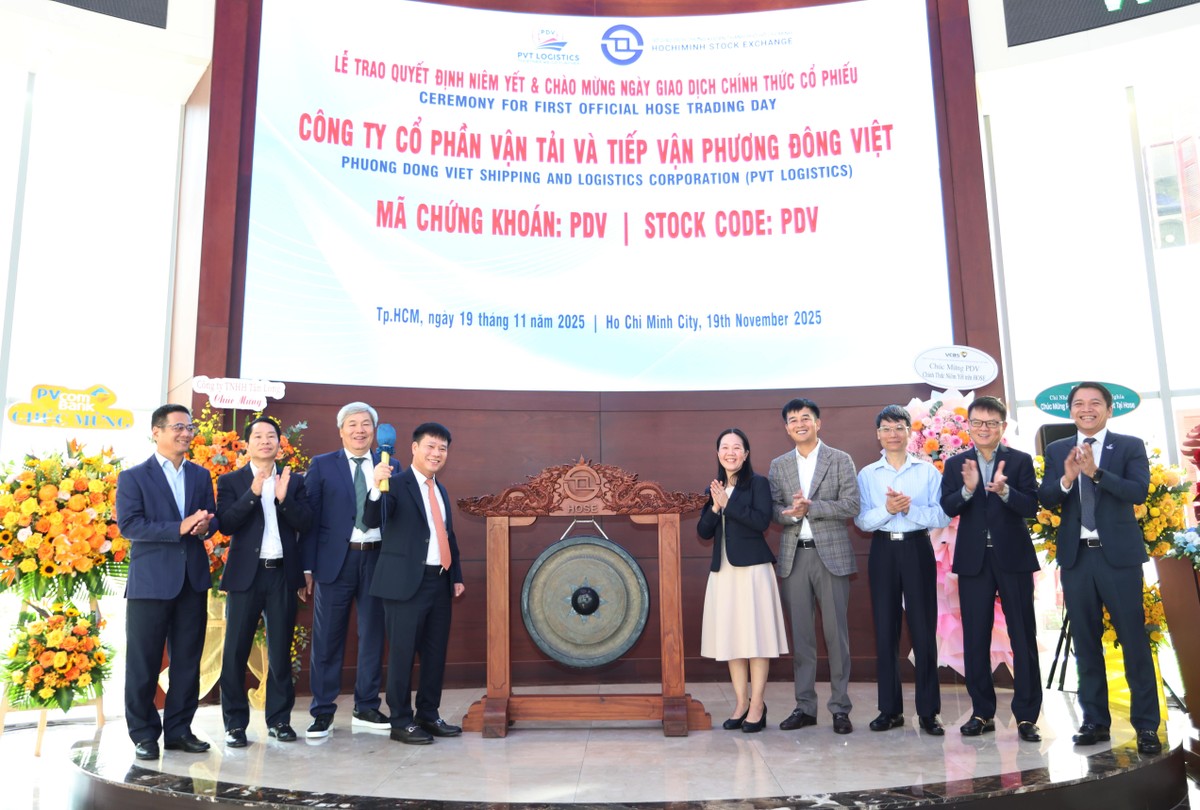 Ông Hồ Sĩ Thuận, Chủ tịch PVT Logistics thực hiện nghi thức đánh cồng chào mừng niêm yết tại HOSE