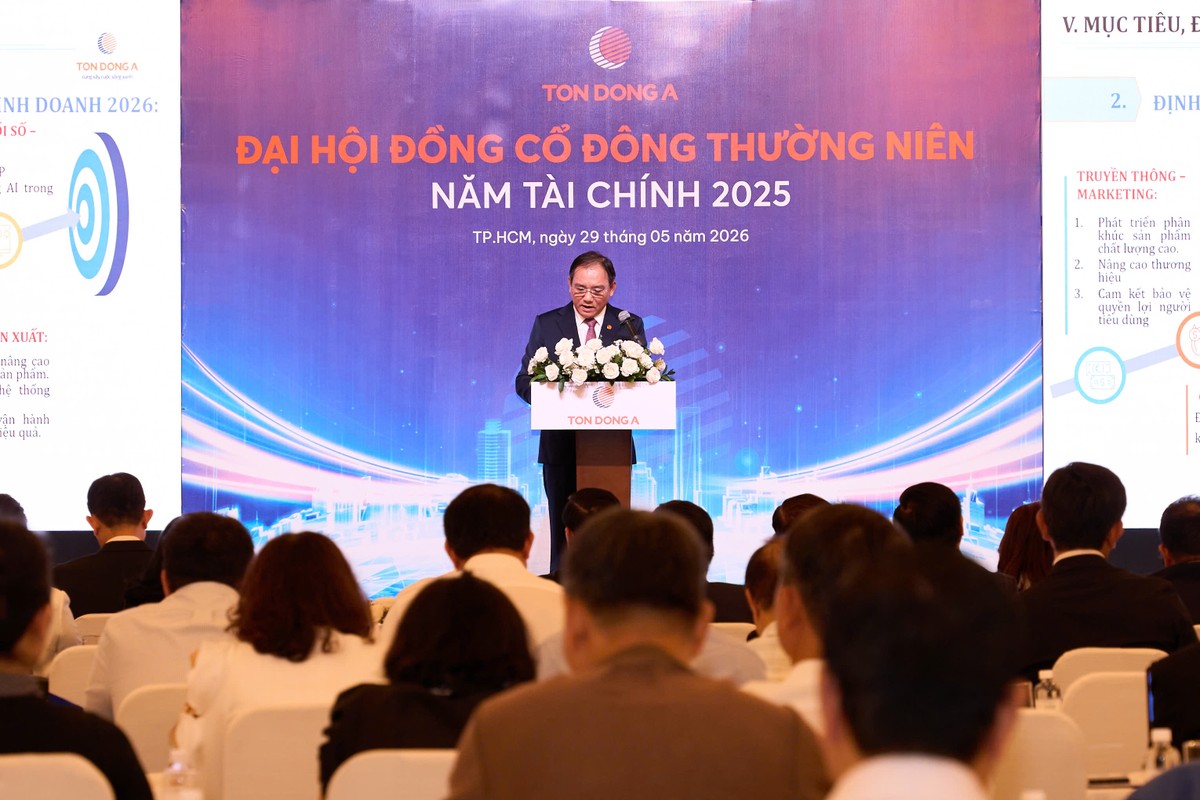 Ông Đoàn Vĩnh Phước, Tổng giám đốc báo cáo tại Đại hội.