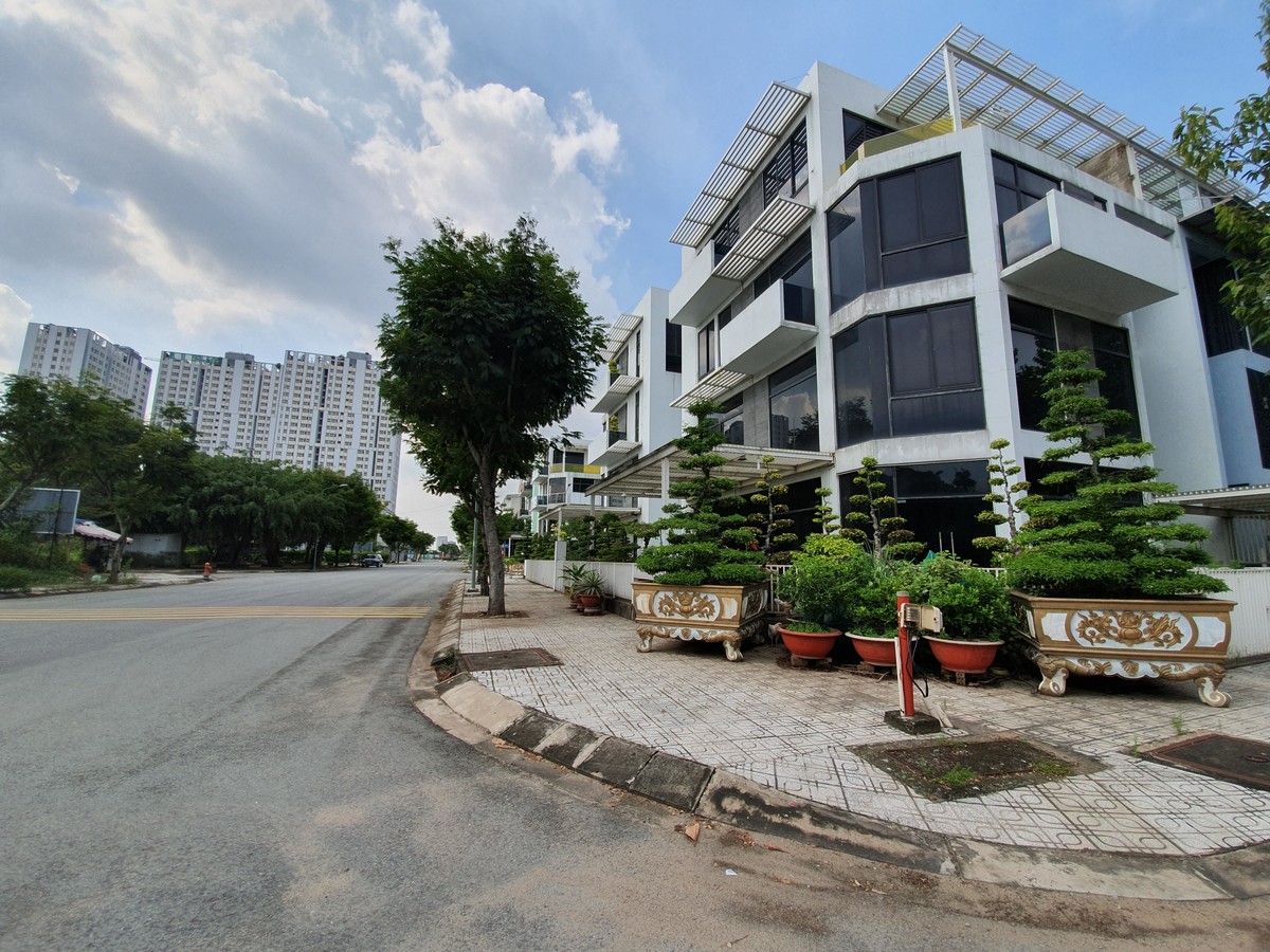 Biệt thự chục tỷ tại khu đô thị của Kiến Á chỉ để... nuôi gà ảnh 2