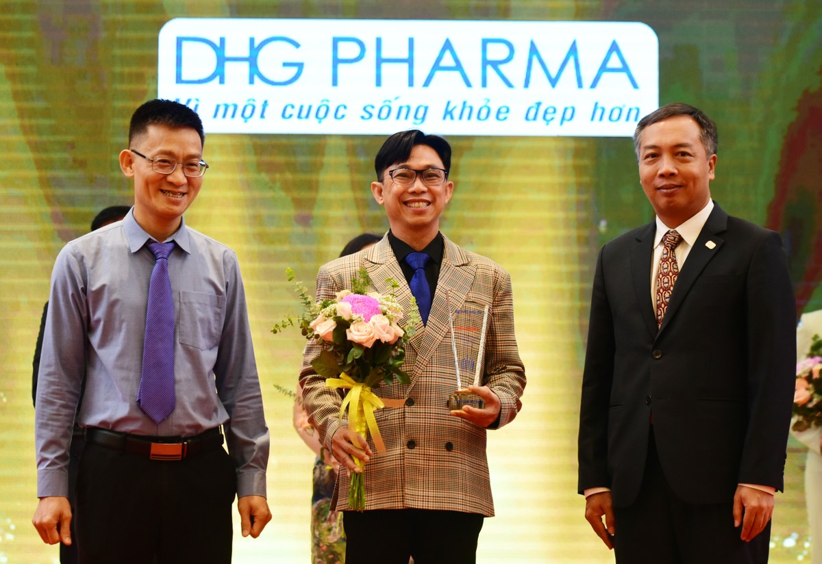 Ông Đoàn Đình Duy Khương, Tổng giám đốc điều hành Dược Hậu Giang nhận hoa và kỷ niệm chương của Ban tổ chức Hội thảo. Ông Đoàn Đình Duy Khương, Tổng giám đốc điều hành Dược Hậu Giang nhận hoa và kỷ niệm chương của Ban tổ chức Hội thảo.