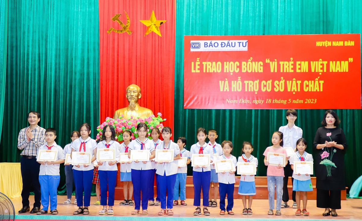 Ông Bùi Đức Hải, Phó Tổng Biên tập Báo Đầu tư và bà Trần Thị Hiên, Chủ tịch HĐND Huyện Nam Đàn trao học bổng và giấy chứng nhận cho các em học sinh tiêu biểu.