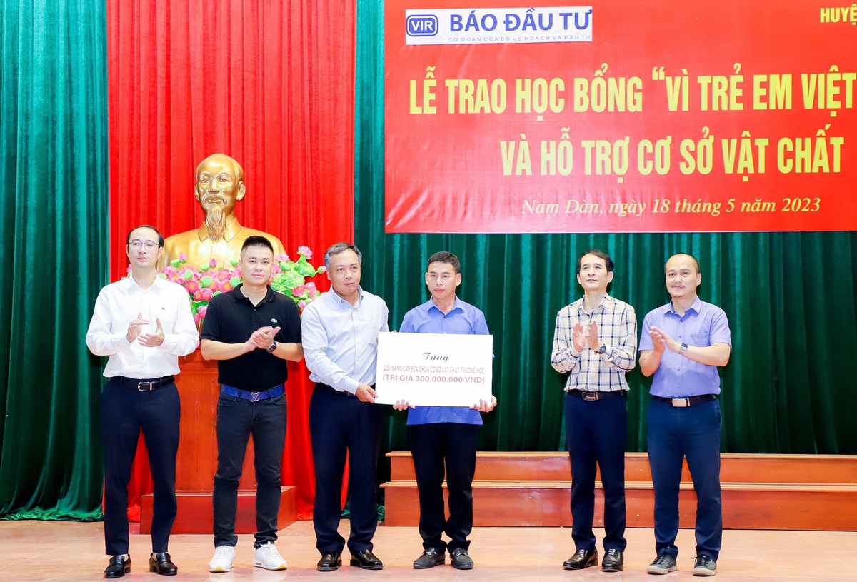 Ông Lê Trọng Minh (thứ 3 từ phải qua), Thường vụ Đảng ủy Bộ Kế hoạch và Đầu tư, Tổng biên tập Báo Đầu tư trao tặng biểu trưng 300 triệu đồng hỗ trợ xây dựng cơ sở vật chất cho đại diện Trường THCS Hưng Thái Nghĩa.
