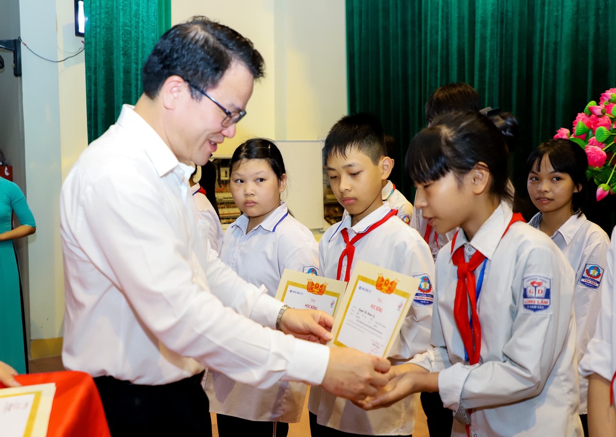 Thứ trưởng Bộ Kế hoạch và Đầu tư Trần Quốc Phương trao giấy chứng nhận cho các em học sinh.