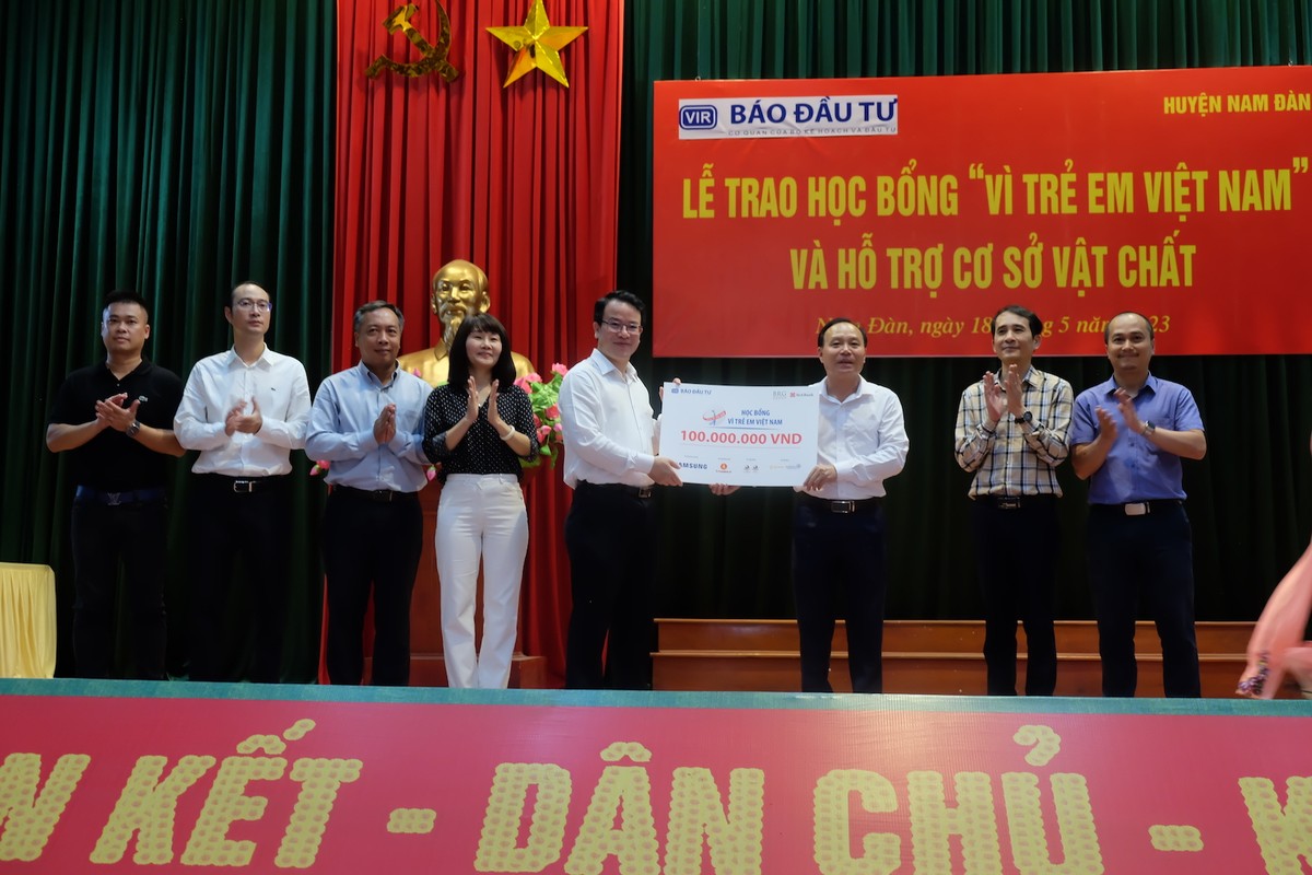 Ông Trần Quốc Phương (thứ 5 từ trái qua), Thứ trưởng Bộ Kế hoạch và Đầu tư trao tặng biểu trưng 100 suất học bổng trị giá 100 triệu đồng cho học sinh tiêu biểu huyện Nam Đàn cho ông Vương Hồng Thái (thứ 3 từ phải qua), Phó Chủ tịch thường trực UBND huyện, Chủ tịch Hội Khuyến học huyện Nam Đàn.