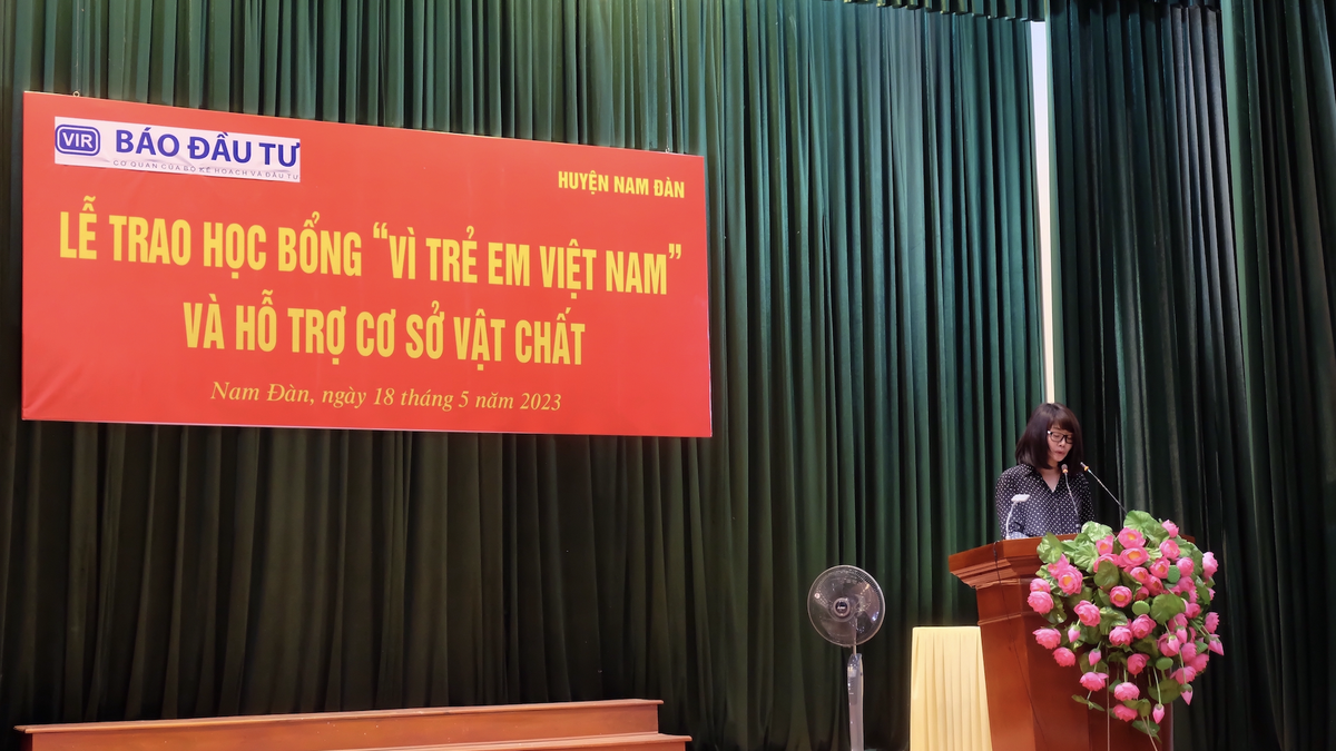 Bà Nguyễn Thị Thu Lan - Phó Bí thư Đảng ủy cơ quan Bộ Kế hoạch và Đầu tư phát biểu tại buổi lễ.