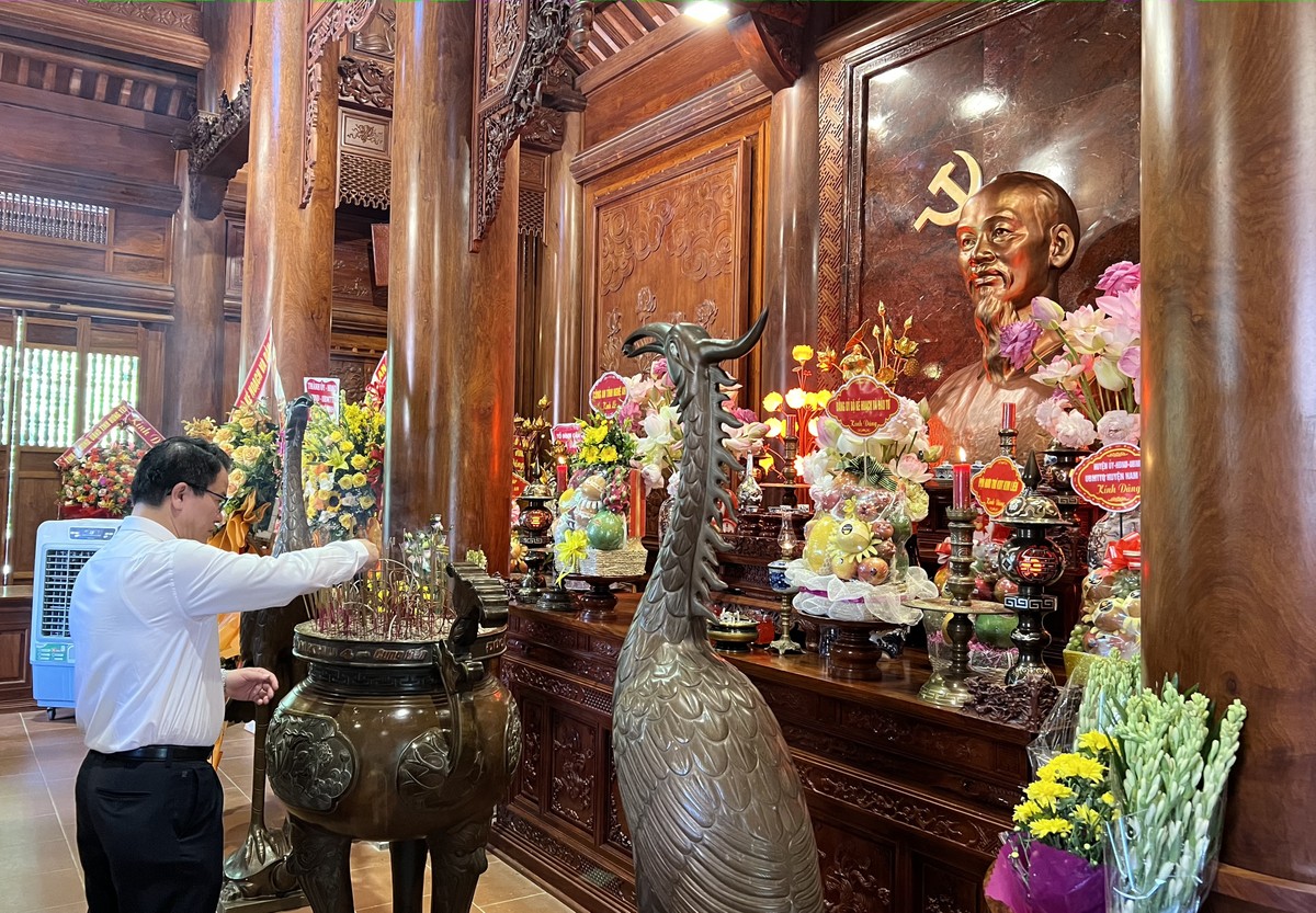 Thứ trưởng Trần Quốc Phương dẫn đầu đoàn công tác dâng hương tưởng niệm Bác Hồ.