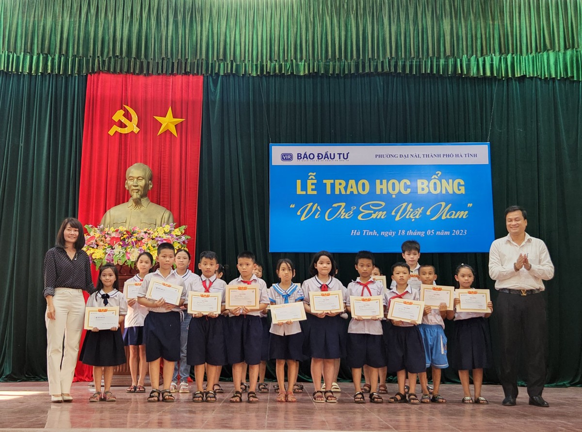 Bà Nguyễn Thị Thu Lan, Phó Bí thư Thường trực Đảng ủy cơ quan Bộ Kế hoạch và Đầu tư cùng ông Trần Trọng Dũng, Bí thư Đảng bộ phường Đại Nài lên trao giấy khen và học bổng cho các em học sinh