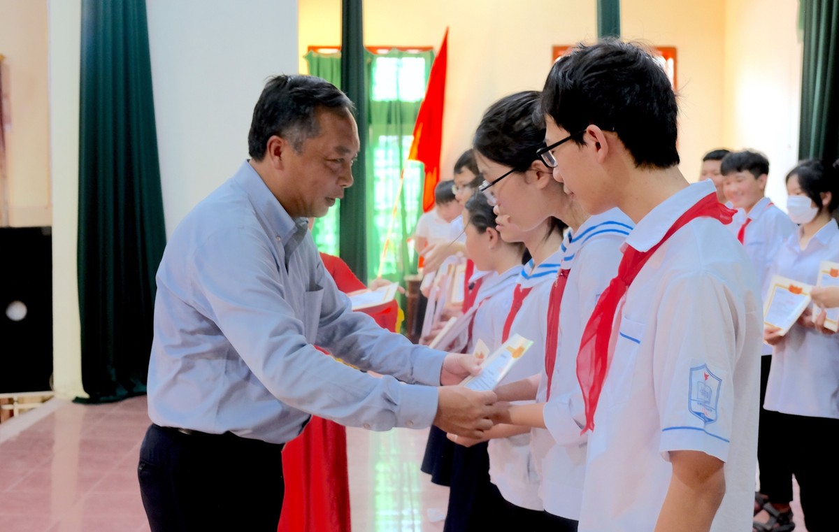 Ông Lê Trọng Minh, Tổng Biên tập Báo Đầu tư lên trao giấy khen cho các em học sinh