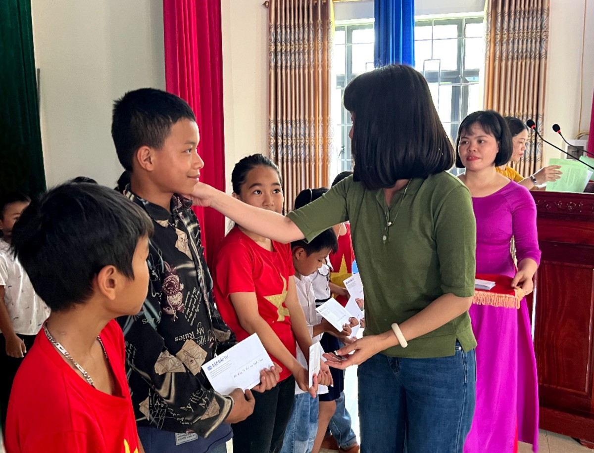 Các em học sinh nhận học bổng từ Giải Golf từ thiện Swing for the Kids “Vì trẻ em Việt Nam”