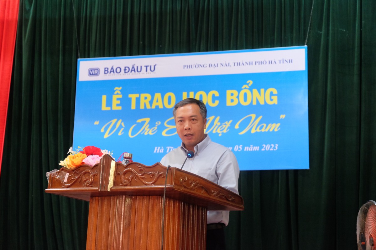 Ông Lê Trọng Minh, Tổng Biên tập Báo Đầu tư phát biểu tại buổi lễ trao học bổng