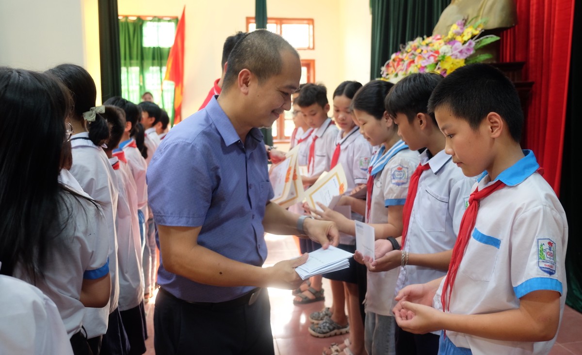 Đại diện nhà tài trợ trao học bổng cho các em học sinh