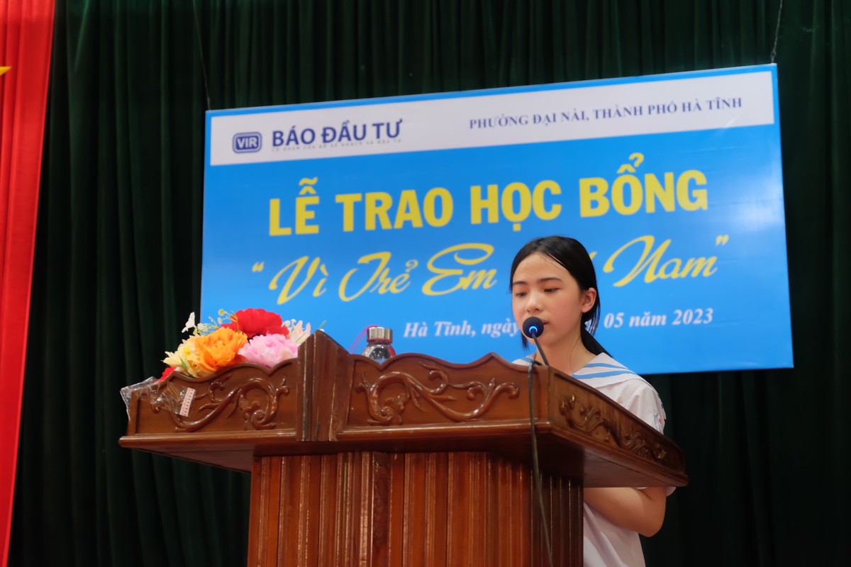 Em Nguyễn Trường Thi, học sinh trường THCS Đại Nài lên phát biểu