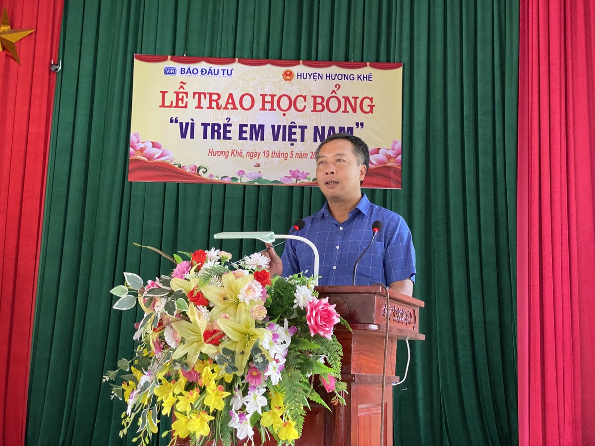 Ông Lê Trọng Minh, Tổng Biên tập Báo Đầu tư biểu dương các em học sinh huyện Hương Khê đã nỗ lực vươn lên, xứng đáng với mảnh đất hiếu học và giàu truyền thống cách mạng