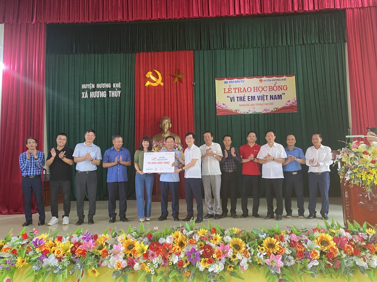 Đại diện Đảng ủy cơ quan Bộ Kế hoạch và Đầu tư, Báo Đầu tư cùng các nhà tài trợ trao tặng 140 suất học bổng cho học sinh tiêu biểu huyện Hương Khê