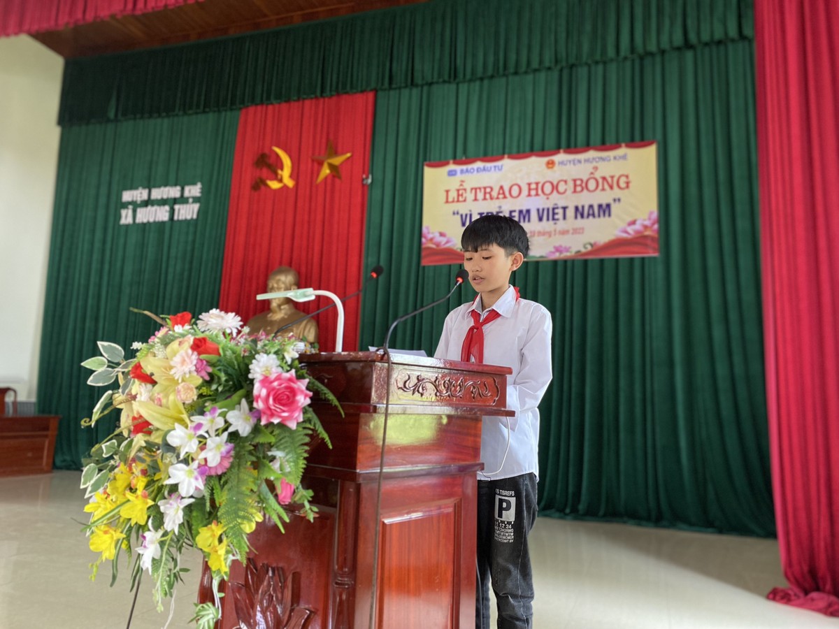 Em Nguyễn Hoàng Long, học sinh lớp 6A THCS Hương Giang phát biểu