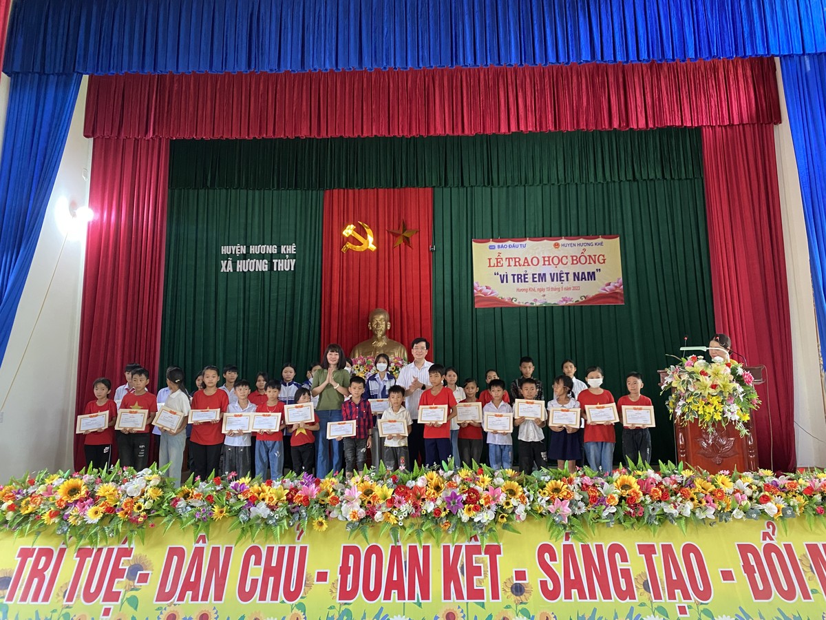 Bà Nguyễn Thị Thu Lan, Phó Bí thư Thường trực Đảng ủy cơ quan Bộ Kế hoạch và Đầu tư và ông Nguyễn Thanh Điện, Bí thư Huyện ủy Hương Khê trao giấy khen và học bổng cho các em học sinh