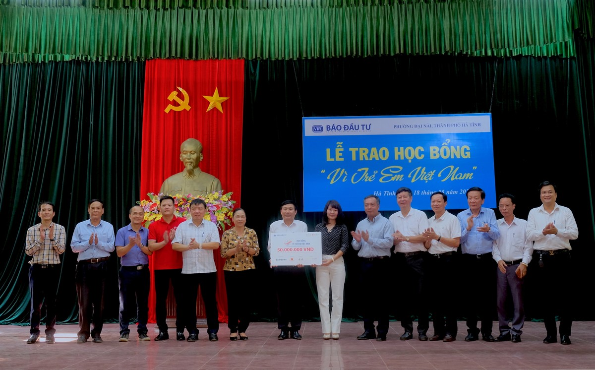 Đại diện Đảng ủy cơ quan Bộ Kế hoạch và Đầu tư, Báo Đầu tư cùng các nhà tài trợ trao tặng 100 suất học bổng cho học sinh tiêu biểu phường Đại Nài