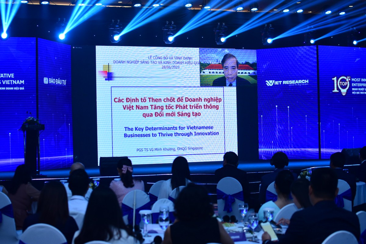 PGS. TS. Vũ Minh Khương, Trường Chính sách công Lý Quang Diệu, Đại học Quốc gia Singapore tham dự lễ trao giải theo hình thức trực tuyến. Ảnh: Dũng Minh.