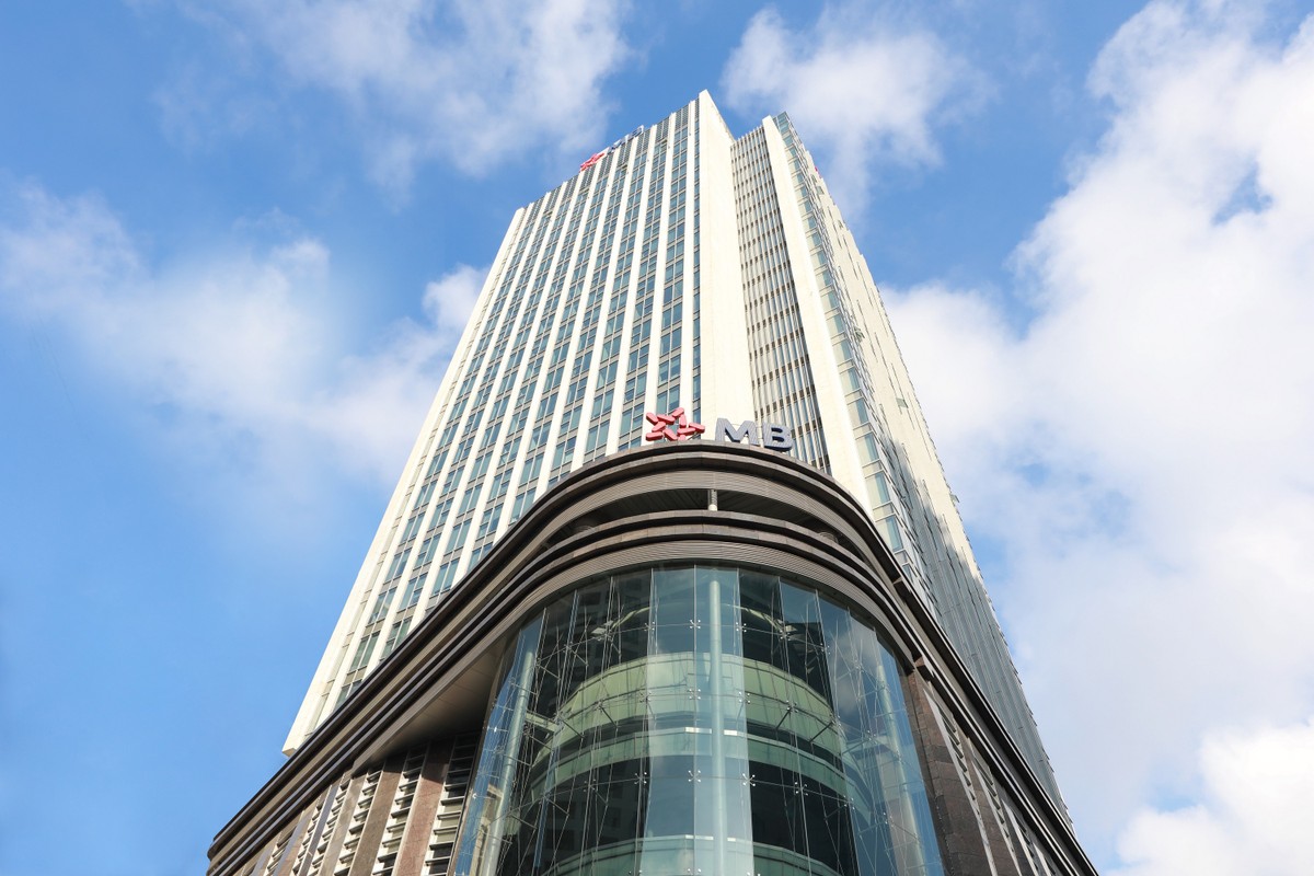 Fitch Ratings vừa nâng Xếp hạng tín nhiệm nhà phát hành nợ dài hạn (IDR) từ mức 'BB-' lên 'BB' đối với MB