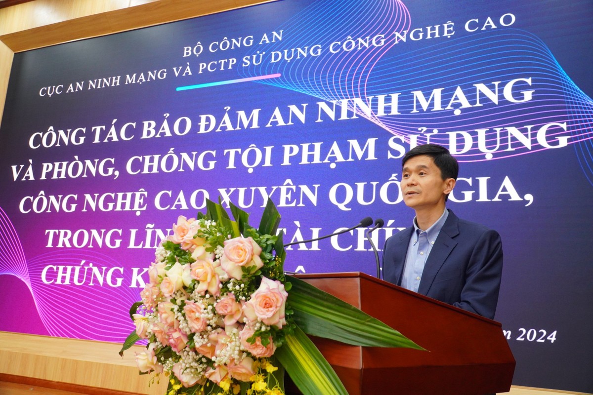 Trung tá Nguyễn Thành Chung, Phó Trưởng phòng, Cục An ninh mạng và phòng chống tội phạm sử dụng công nghệ cao - Bộ Công an trình bày tại Hội nghị