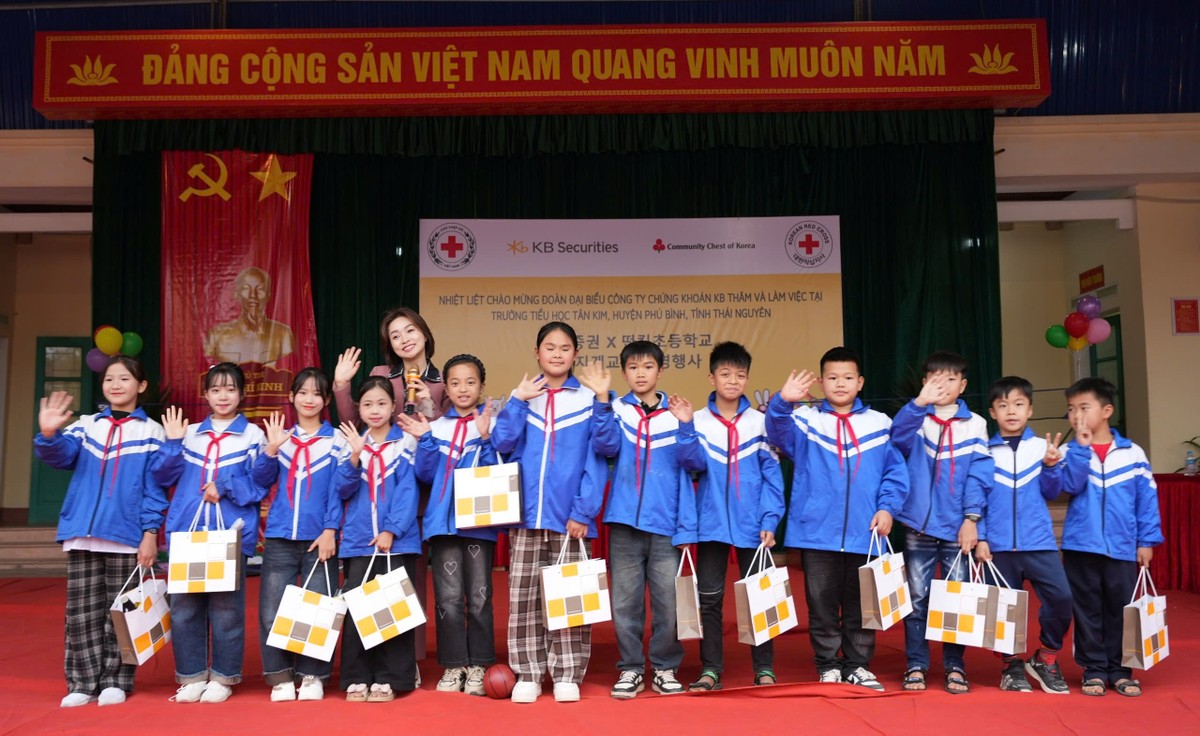 Các em nhỏ rạng rỡ trong niềm vui đón chào môi trường học tập và vui chơi mới