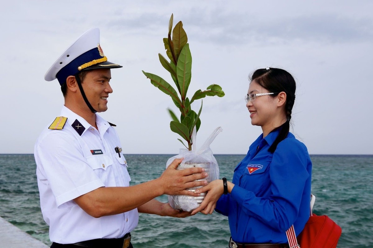 Dù hiếm khi có cơ hội được đặt chân tới Trường Sa, nhưng mỗi người Việt Nam đều có thể “hóa thân” thành chiến sĩ Hải quân mang những cây non vượt sóng ra đảo xa.