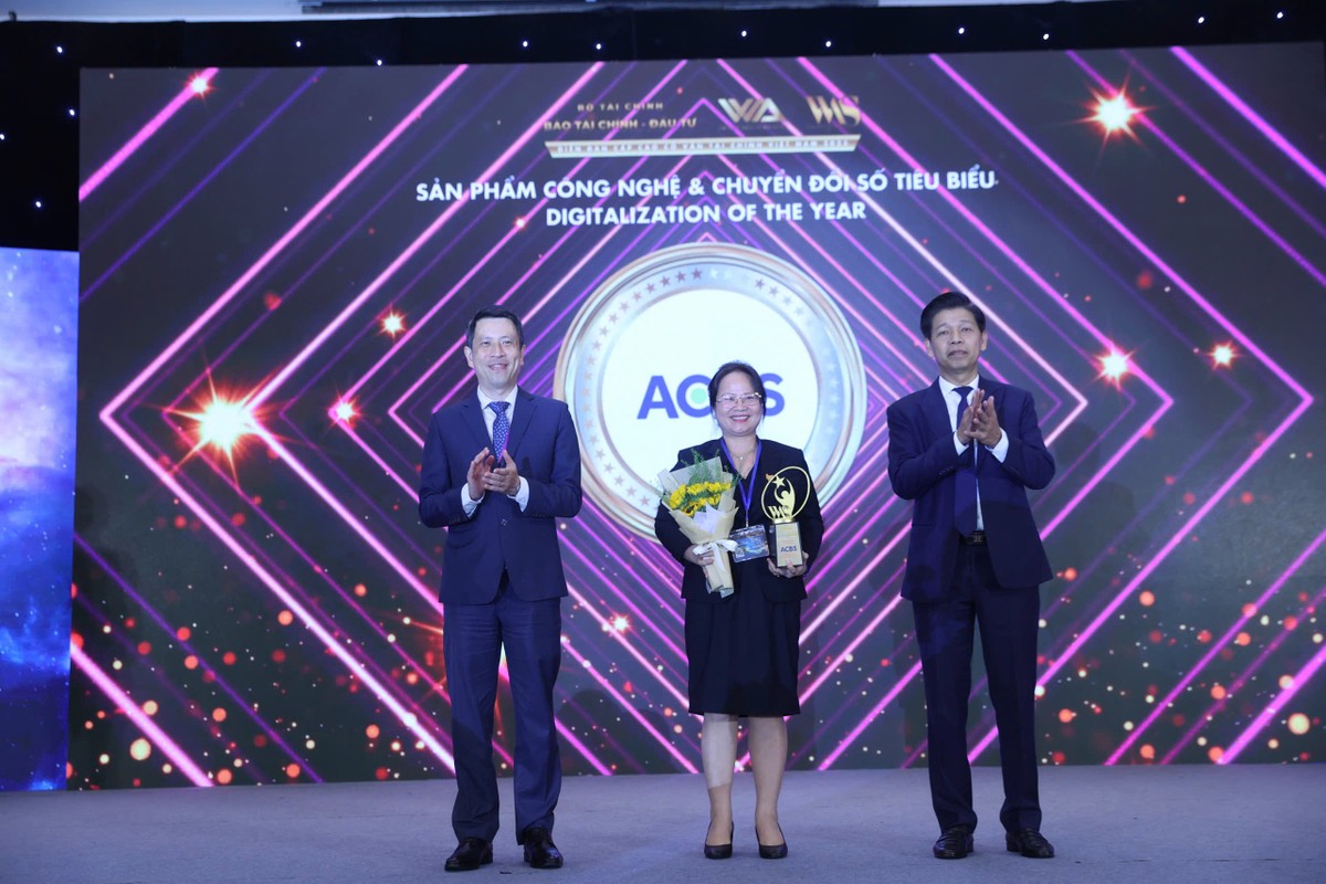 Bà Văn Thị Minh Hoàng, Phó giám đốc khối vận hành, ACBS nhận vinh danh ở hạng mục "Sản phẩm công nghệ &amp; chuyển đổi số tiêu biểu”