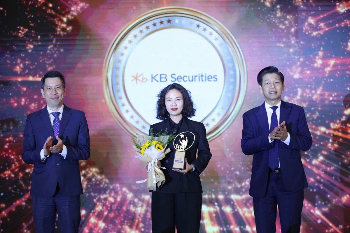 Bà Nguyễn Thị Nguyệt Minh - Giám đốc khối Marketing kiêm Trưởng phòng kinh doanh nền tảng KBSV vinh dự nhận giải thưởng "Giải pháp tài chính cá nhân sáng tạo"