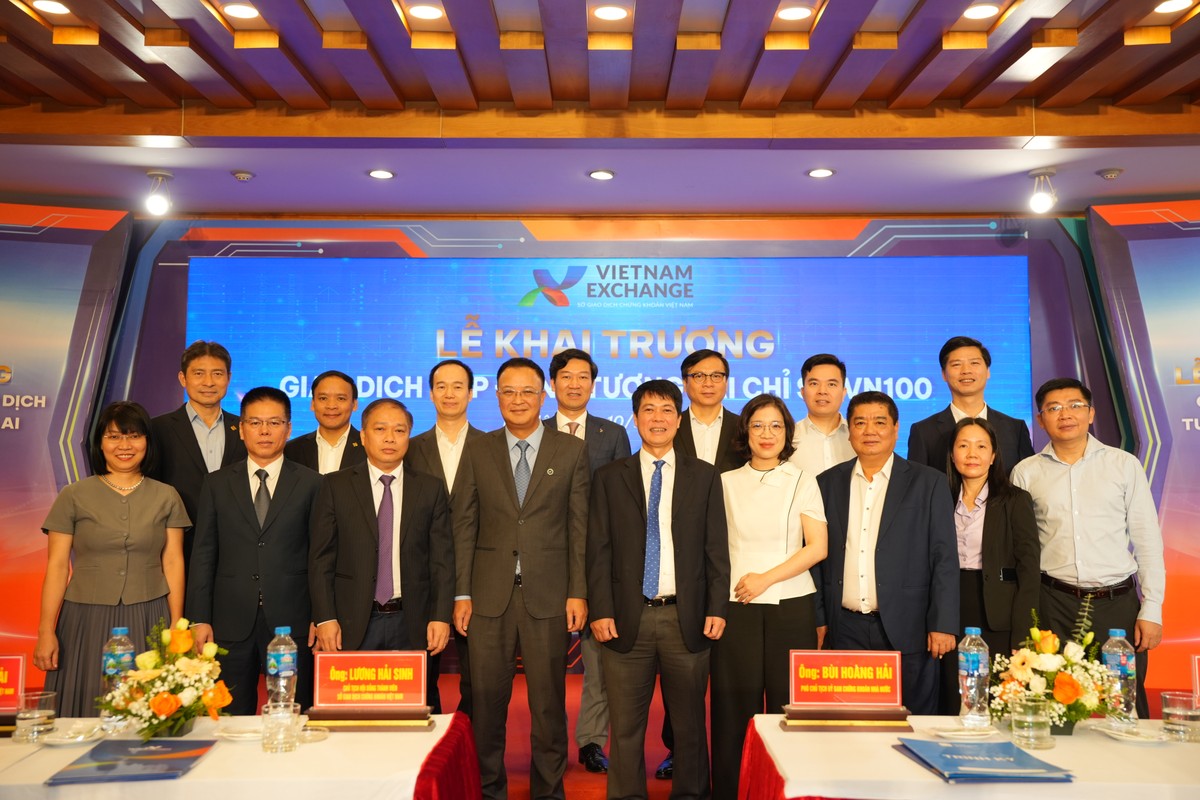 Các lãnh đạo, thành viên tham gia tại lễ ra mắt HĐTL Chỉ số VN100 Các lãnh đạo, thành viên tham gia tại lễ ra mắt HĐTL Chỉ số VN100