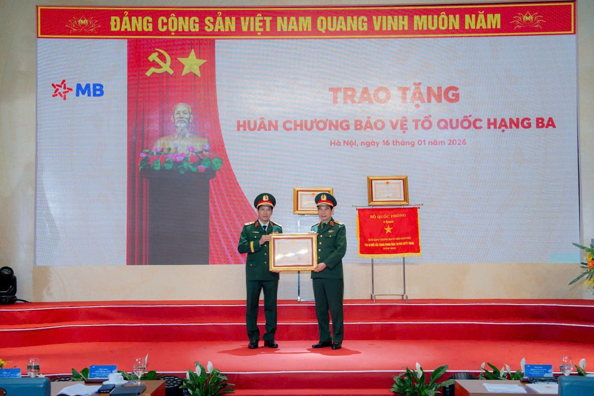 Đại tướng Phan Văn Giang – Ủy viên Bộ Chính trị, Phó Bí thư Quân ủy Trung ương, Bộ trưởng Bộ Quốc phòng trao Huân chương cho Thiếu tướng Lưu Trung Thái - Bí thư Đảng ủy, Chủ tịch HĐQT MB