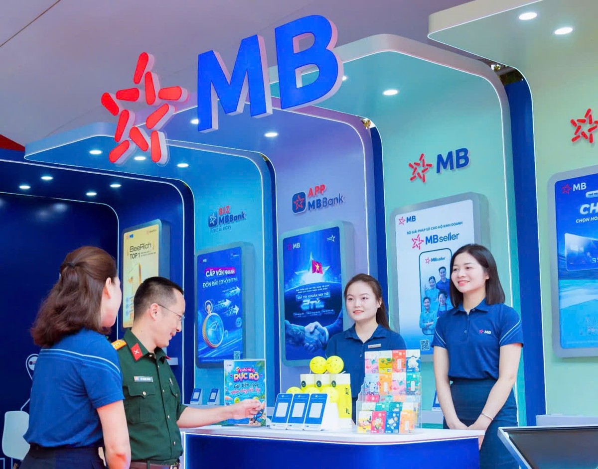 Thượng tá Vũ Thành Trung, Phó Chủ tịch Hội đồng Quản trị MB tại sự kiện. Thượng tá Vũ Thành Trung, Phó Chủ tịch Hội đồng Quản trị MB tại sự kiện.