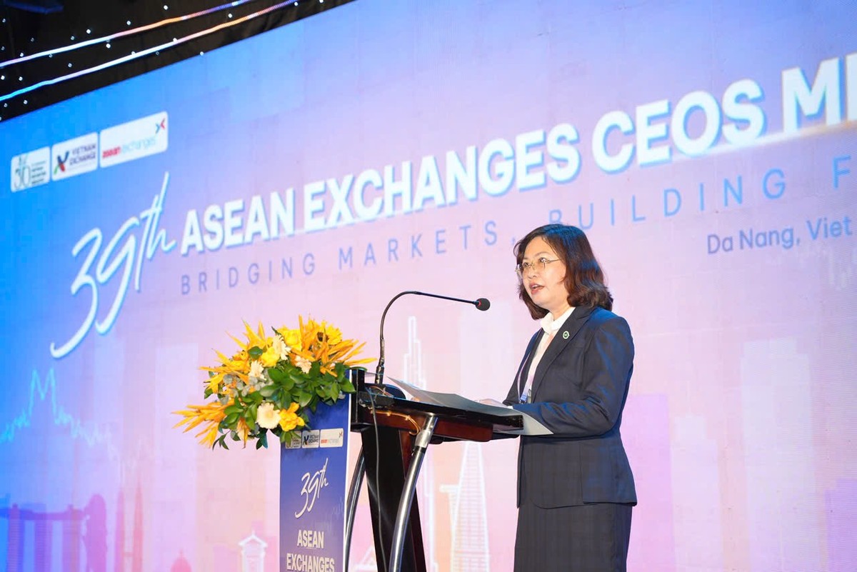Bà Vũ Thị Chân Phương, Chủ tịch Ủy ban Chứng khoán Nhà nước phát biểu tại hội nghị