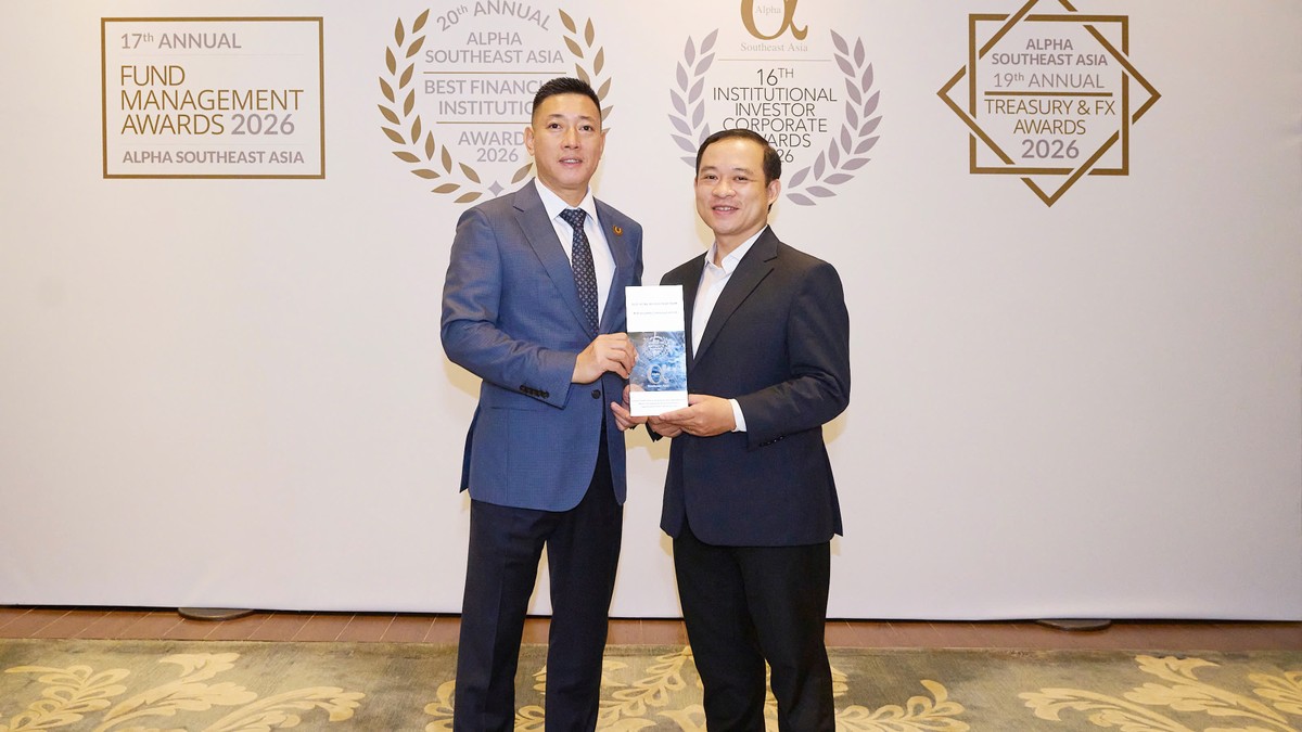 Ông Nguyễn Đức Hoàn - Tổng giám đốc (trái) và ông Võ Đình Nam - Giám đốc nhân sự (phải) nhận giải thưởng tại Singapore