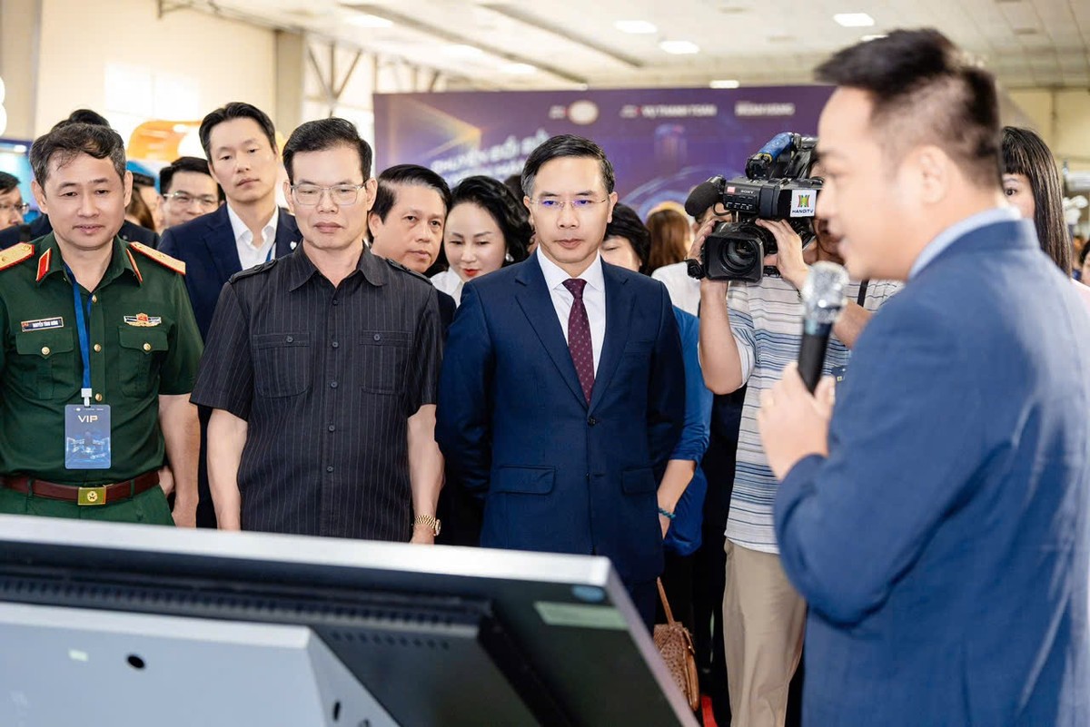 Thống đốc Ngân hàng Nhà nước và lãnh đạo các Bộ, ngành tham quan gian trưng bày của MB. (Nguồn: MB)