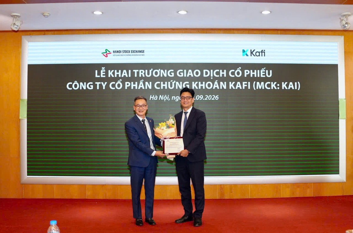 Ông Đỗ Văn Tâm, Phó tổng giám đốc HNX trao Giấy chứng nhận đăng ký giao dịch cho Lãnh đạo CTCK Kafi