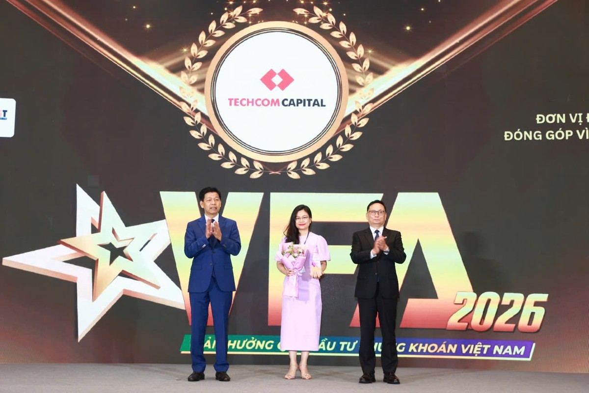 Bà Lê Hồng Phương, Chuyên gia cao cấp Đầu tư &amp; Quản lý danh mục Techcom Capital nhận kỷ niệm chương từ Ban tổ chức VFA 2026