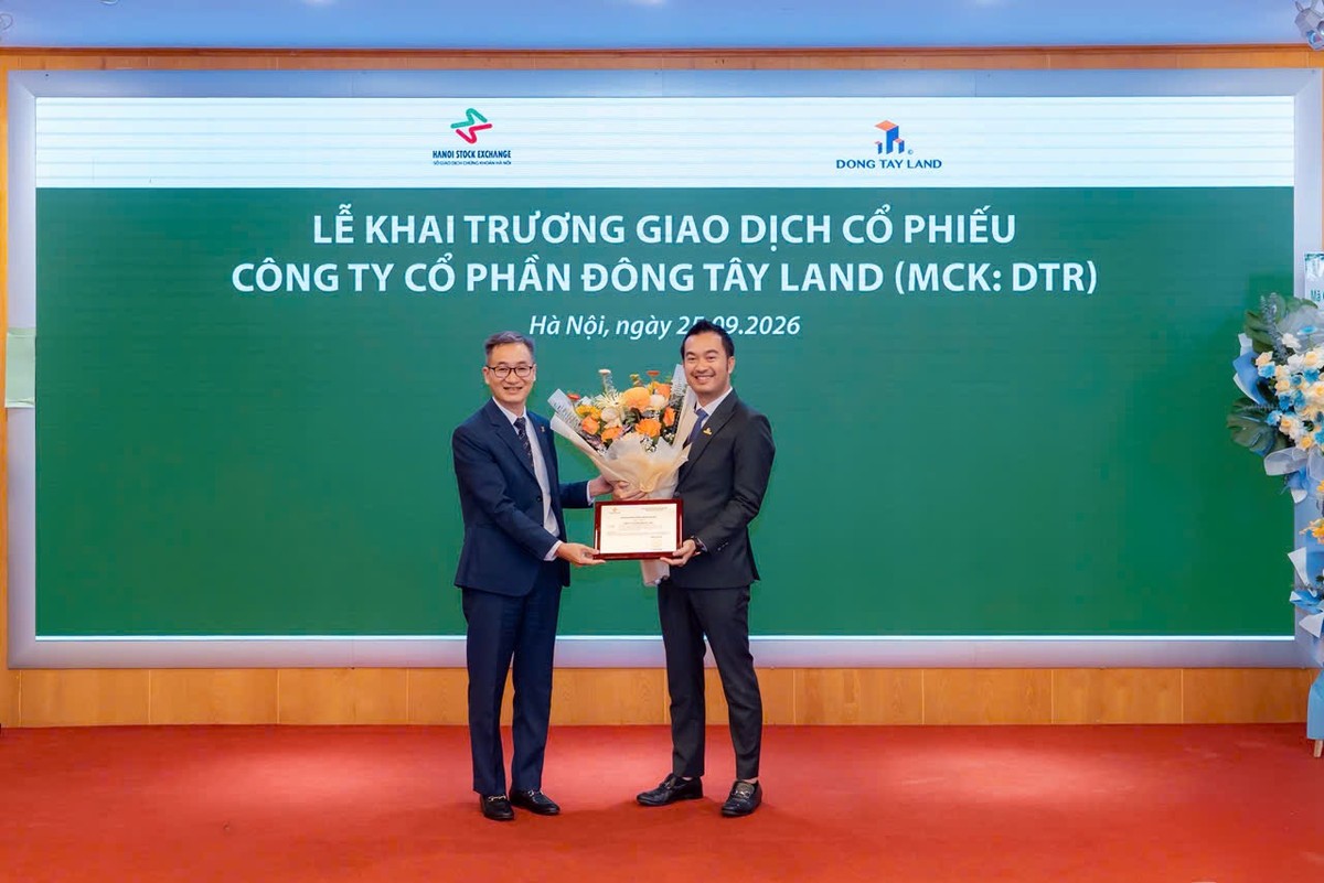 Ông Nguyễn Thái Bình, Chủ tịch HĐQT DTR nhận quyết định niêm yết từ ông Đỗ Văn Tâm, Phó tổng giám đốc Sở GDCK Hà Nội