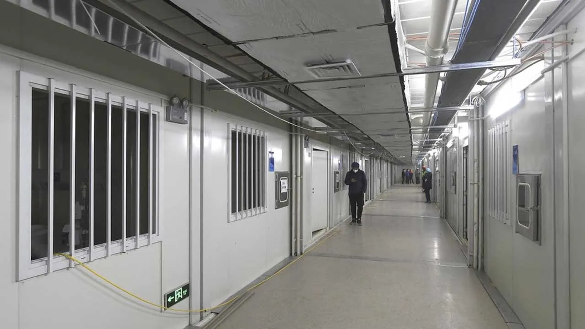 Hình ảnh bệnh viện dã chiến xây trong 10 ngày tại Vũ Hán đón những bệnh nhân đầu tiên ảnh 8