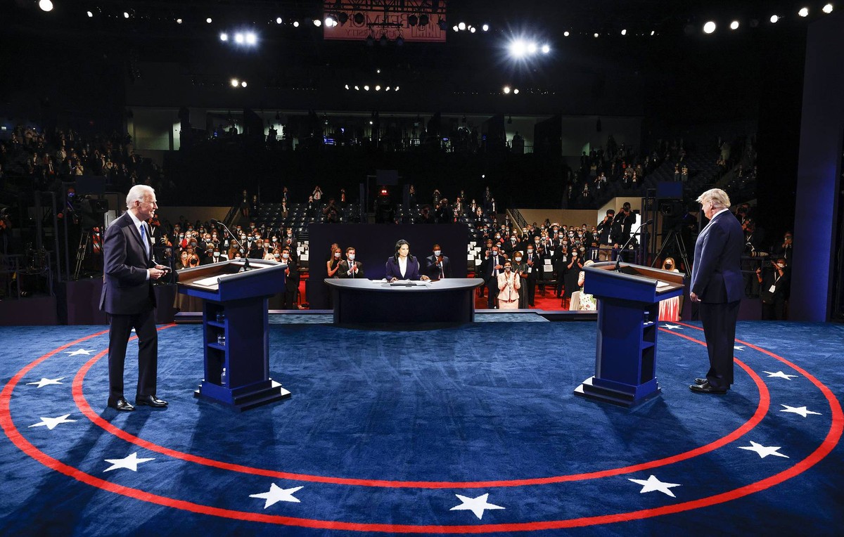 Ông Joe Biden và ông Trump tại cuộc tranh luận cuối cùng trước ngày bầu cử chính thức. Ảnh: AP.