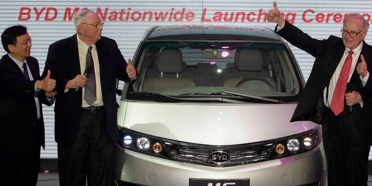 Người sáng lập và CEO BYD Wang Chuanfu, Charlie Munger và Warren Buffett ăn mừng trong một buổi ra mắt dòng xe mới của BYD.