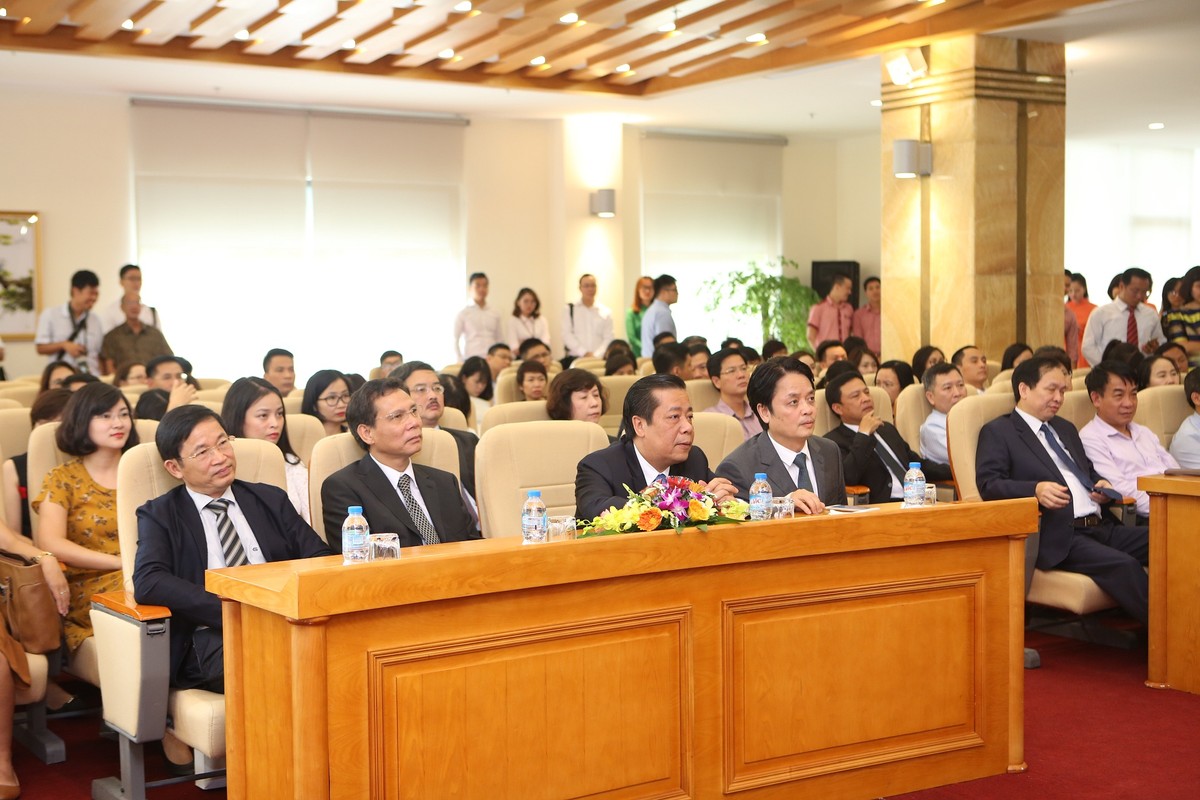 Ngày đầu tiên chào sàn UPCoM, vợ Chủ tịch LienvietPostBank mua vào 1 triệu cổ phiếu LVB ảnh 1