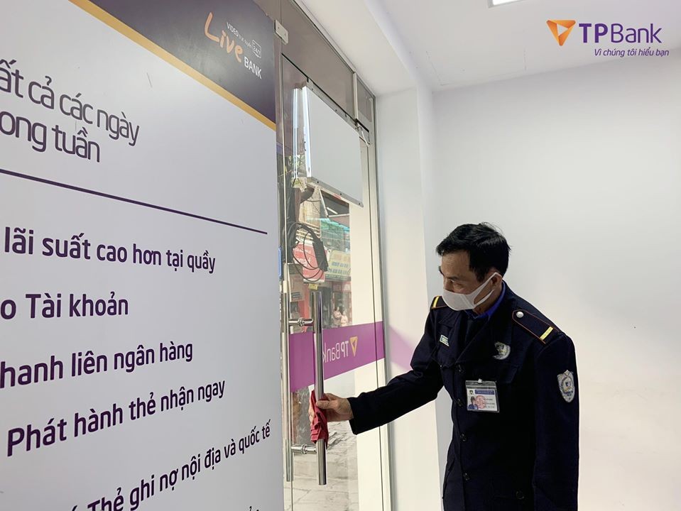 TPBank LiveBank tăng cường việc khử trùng đảm bảo an toàn trong mùa dịch  ảnh 2
