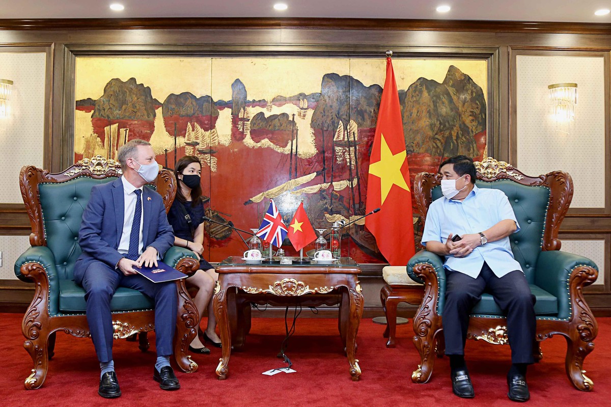 Bộ trưởng Bộ Kế hoạch và Đầu tư trao đổi cùng Đại sứ Anh tại Hội thảo Bộ trưởng Bộ Kế hoạch và Đầu tư trao đổi cùng Đại sứ Anh tại Hội thảo